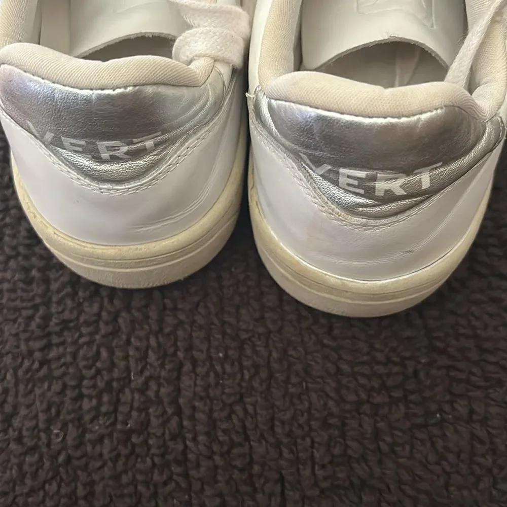 Vert by Veja Leather Snickers Size 6.5